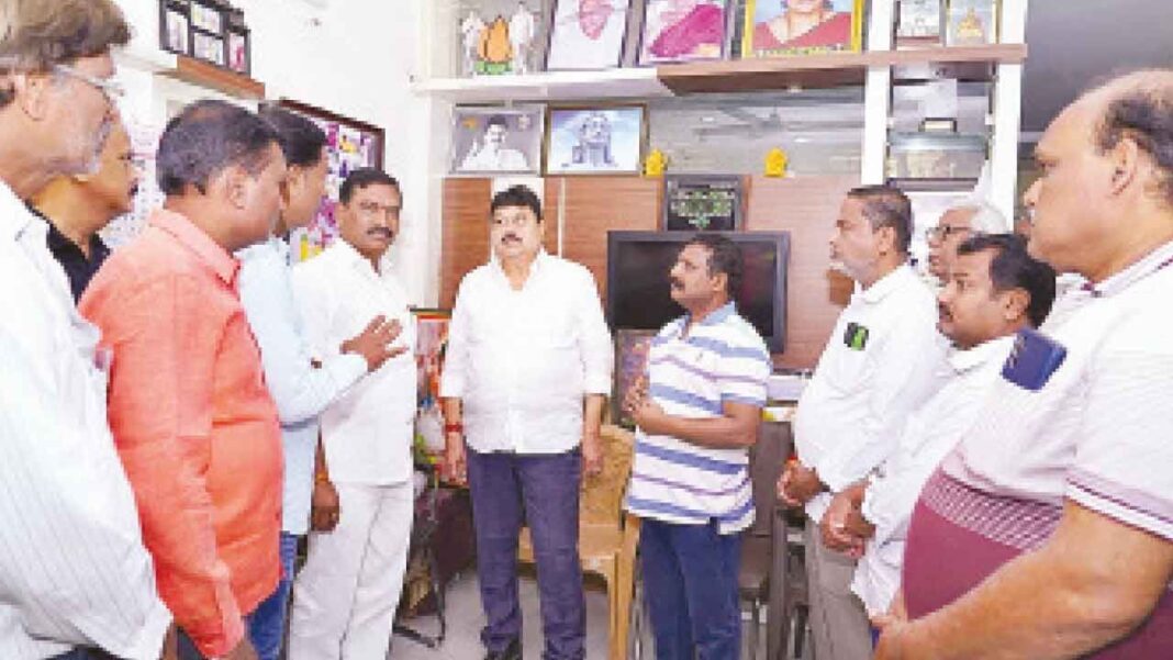 ప్రభుత్వం తప్పనిసరిగా కేబుల్ ఆపరేటర్లకు ప్రత్యామ్నాయ సౌకర్యాలను అందించాలి
– PARAHUSHAR NEWS