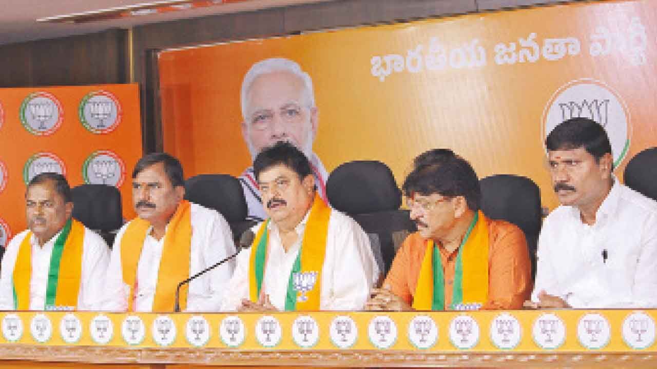 బోలు వాగ్దానాలతో బిసిఎస్‌ను కాంగ్రెస్ ద్రోహం చేస్తున్నట్లు తెలంగాణ బిజెపి చీఫ్ చెప్పారు
