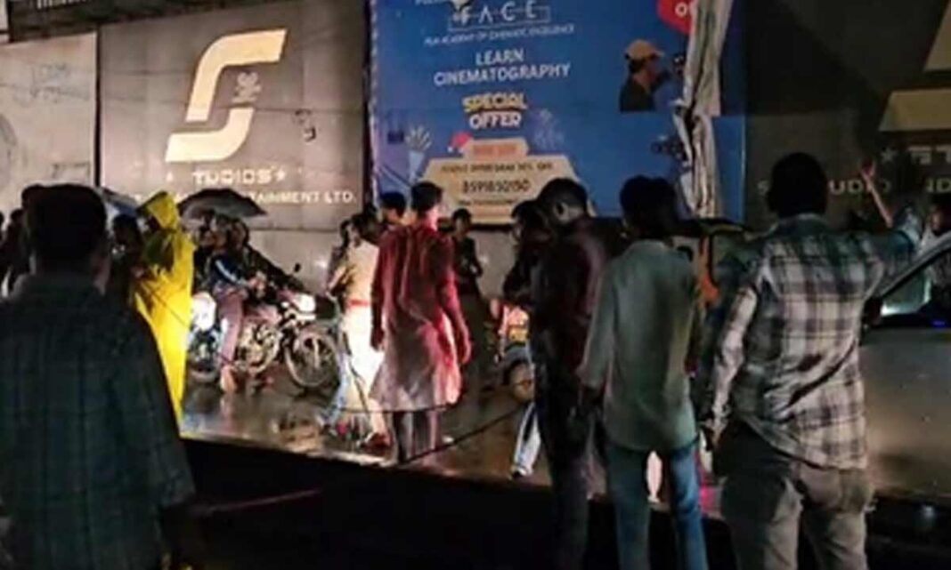 ముంబైలోని గణపతి procession రేగింపు ట్రాలీపై హై-టెన్షన్ వైర్ పడిపోయినట్లు ఒకరు చనిపోయారు
– PARAHUSHAR NEWS