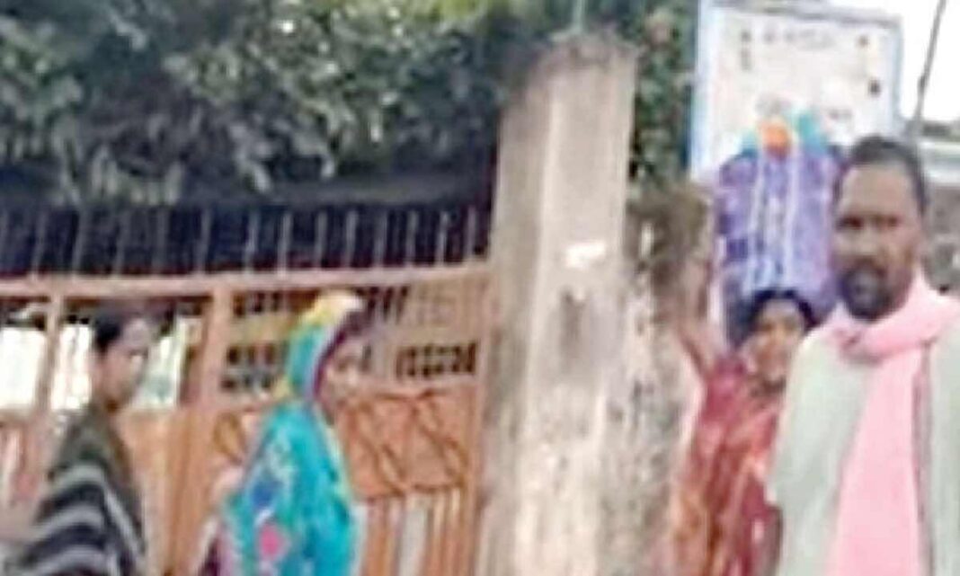 విద్యార్థుల కళ్ళపై జిగురు వర్తించబడుతుంది
– PARAHUSHAR NEWS