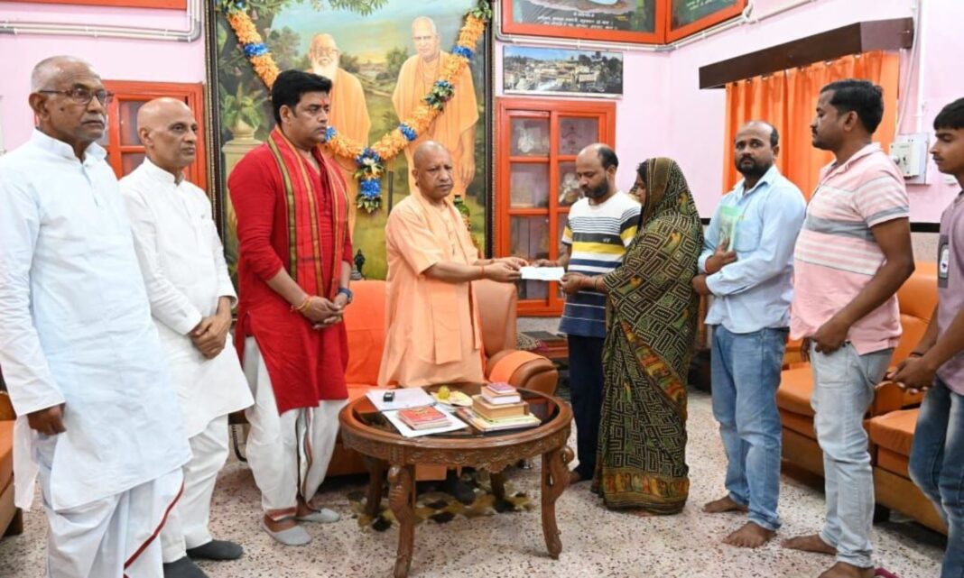 సిఎం యోగి సంతాపం, హత్య బాధితుడు దీపక్ గుప్తా కుటుంబానికి ఆర్థిక సహాయం
– PARAHUSHAR NEWS