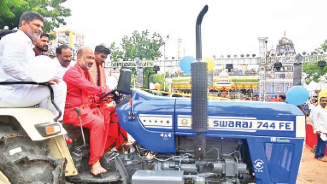 స్వదేశీ ఉత్పత్తులను కొనుగోలు చేయాలని బండి సంజయ్ పౌరులను కోరారు

