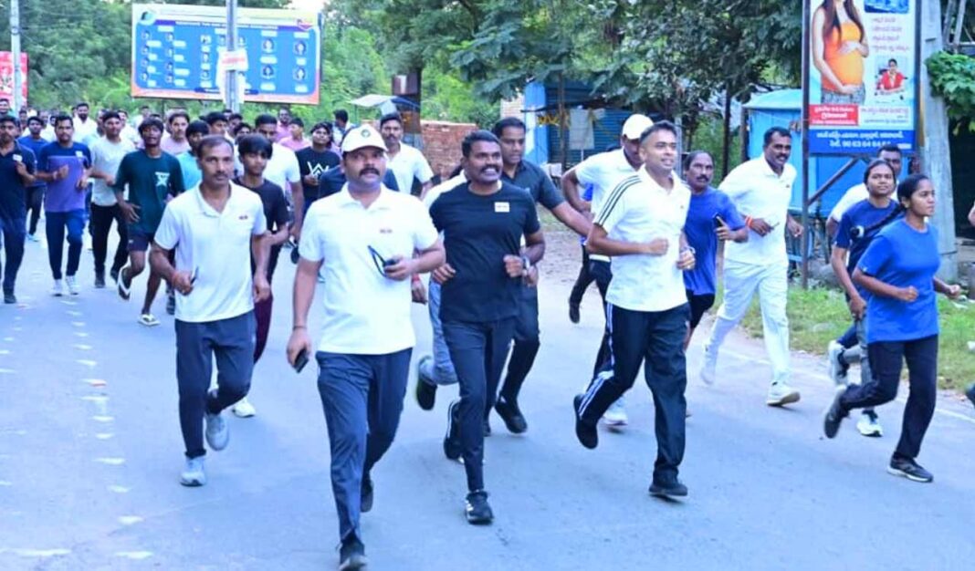 ఆదిలాబాద్లో పోలీసు సంస్మరణ దినోత్సవాన్ని పురస్కరించుకుని 5కె రన్ నిర్వహించారు
– PARAHUSHAR NEWS