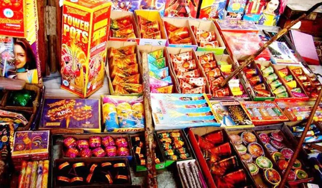 అక్రమ ఫైర్క్రాకర్ స్టాక్ రూ .45 లక్షల విలువైనది ట్రిముల్హెర్రీలో స్వాధీనం చేసుకుంది
– PARAHUSHAR NEWS