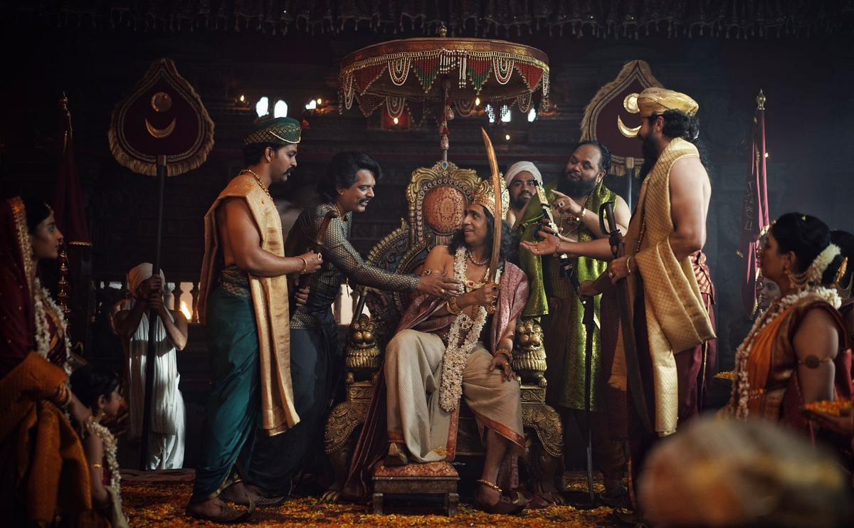 ప్రామోద్ శెట్టి (ఎడమ నుండి రెండవది) మరియు సినిమాలోని ఇతర నటులతో గుల్షాన్. ప్రామోద్ శెట్టి (ఎడమ నుండి రెండవది) మరియు సినిమాలోని ఇతర నటులతో గుల్షాన్.
