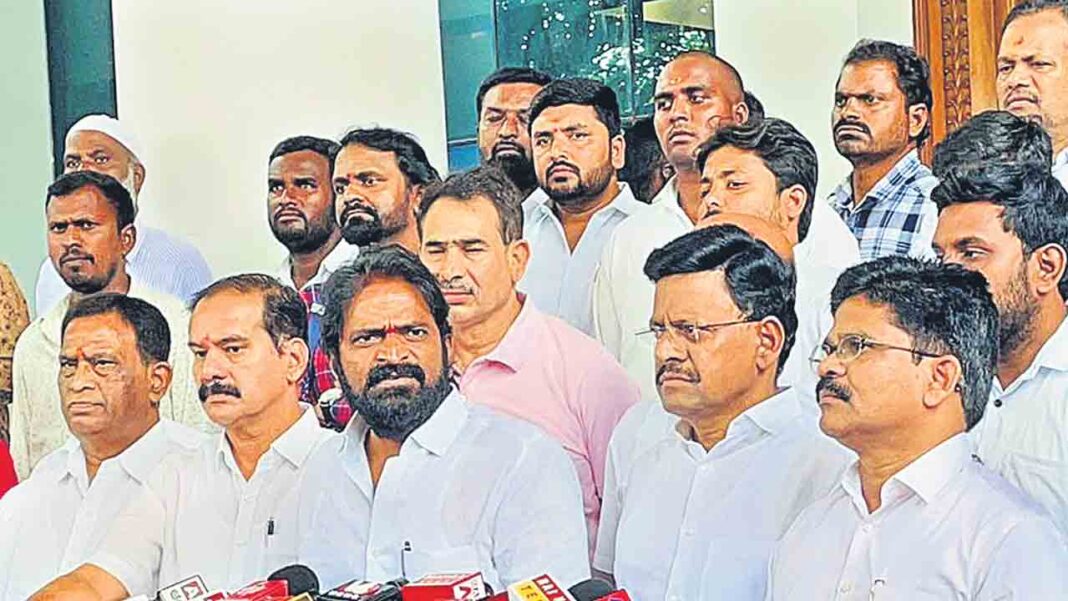 ఆడబిడ్డ కంటతడిపై అనుచిత వ్యాఖ్యలా?.. మంత్రులారా మానవత్వం మరిచారా?.. వీ శ్రీనివాసగౌడ్‌