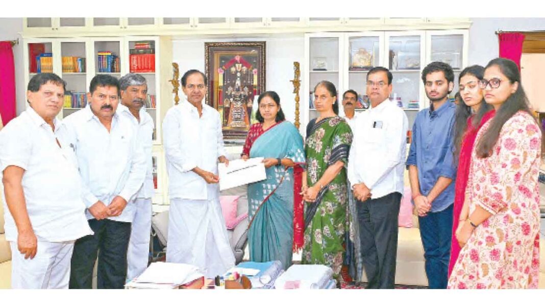 JH బై-పోల్: కెసిఆర్ బి-ఫారమ్ టు మగంతి సునిత
– PARAHUSHAR NEWS