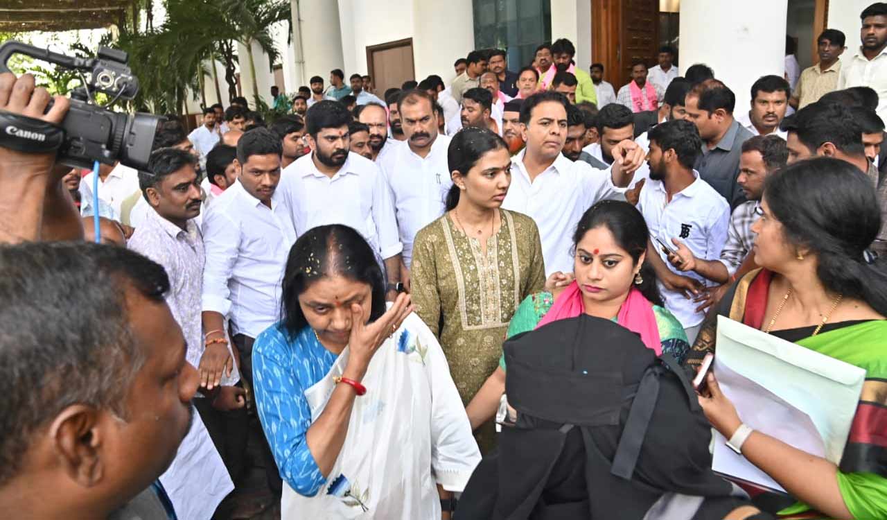 జూబ్లీ హిల్స్ అభివృద్ధి మరియు అరాచకం మధ్య యుద్ధం యుద్ధం అని కెటిఆర్ చెప్పారు