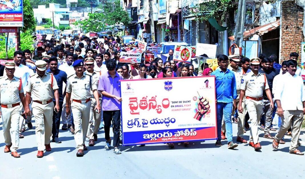 కొత్తగూడెం పోలీసులు డ్రగ్స్కు వ్యతిరేకంగా చైతన్య ప్రచారాన్ని ప్రారంభించారు
– PARAHUSHAR NEWS