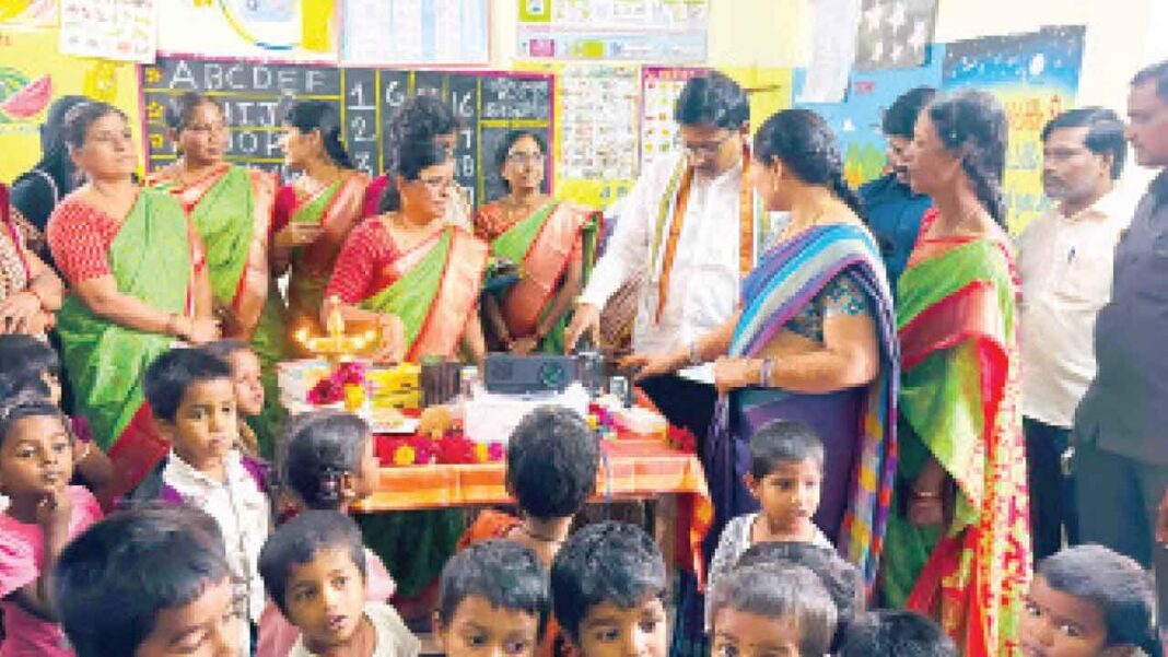 MBNRలోని అంగన్‌వాడీలు ప్రొజెక్టర్ ఆధారిత అభ్యాసాన్ని కలిగి ఉంటాయి
