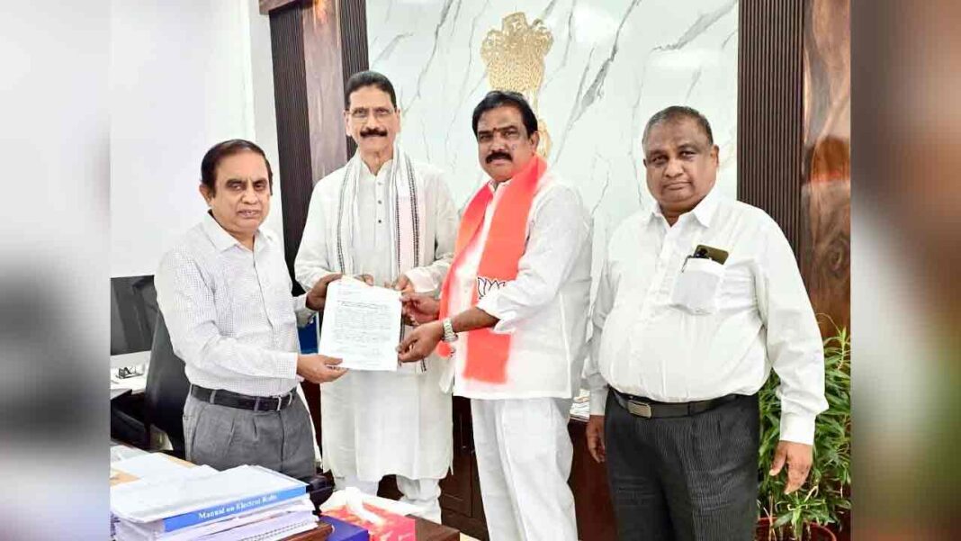 Minister’s post for Azharuddin.. BJP complains to State Election Commission-Namasthe Telangana
– PARAHUSHAR NEWS