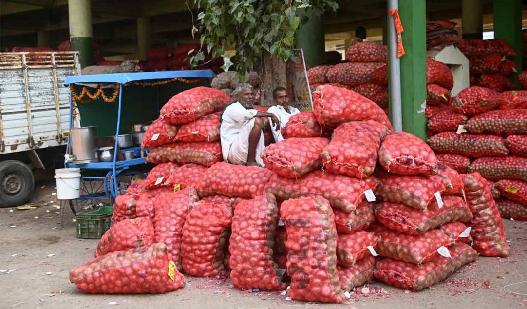 ఉల్లి ధర క్వింటాల్కు 600 రూపాయలకు పడిపోయింది, తెలంగాణలో రైతులు కష్టాలను ఆశ్రయించారు
– PARAHUSHAR NEWS