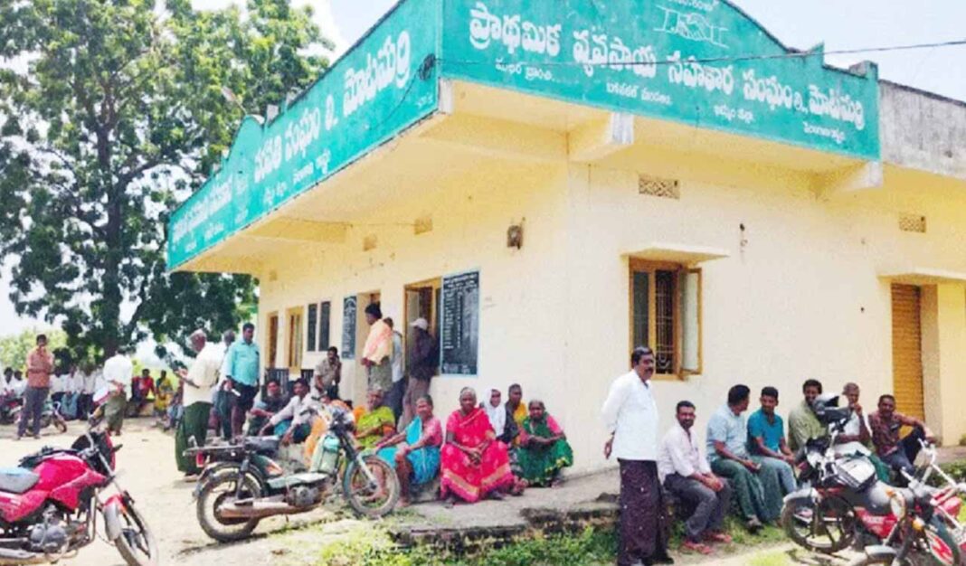 కొనుగోలు కేంద్రాలు మూసివేయడంతో పత్తి, మొక్కజొన్న రైతులు నష్టపోతున్నారు: హరీశ్‌రావు
