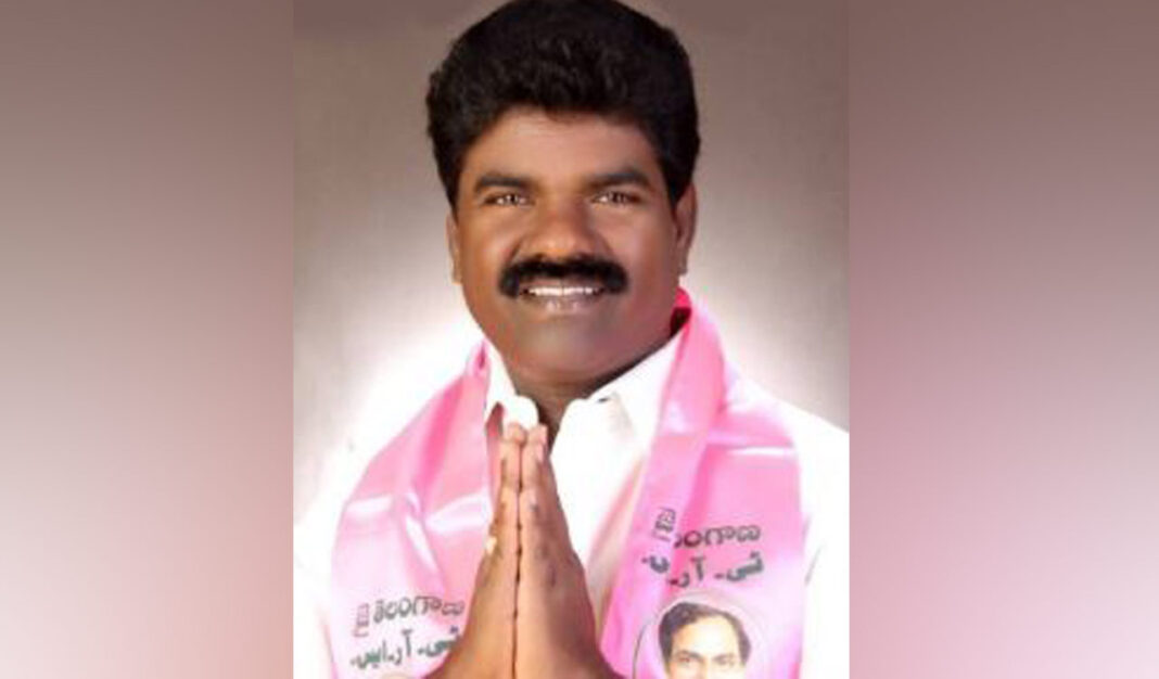 ఎమ్మెల్యేతో దూషణల మధ్య రసమయి బాలకిషన్ ఎల్ఎండీ పోలీసుల ఎదుట హాజరయ్యారు
– PARAHUSHAR NEWS