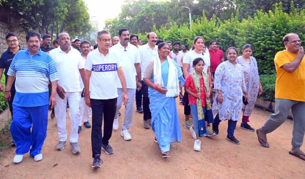 రౌడీ షీటర్తో సీతక్క జూబ్లీహిల్స్ ఉప ఎన్నికల ప్రచారంపై వివాదం; కాంగ్రెస్ స్పష్టం చేసింది
– PARAHUSHAR NEWS