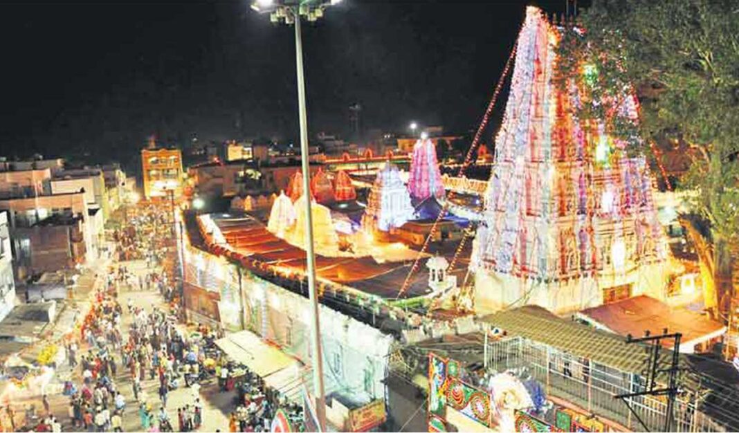 వేములావాడ ఆలయ వద్ద దర్శకుల సస్పెన్షన్ నిరసనలు
– PARAHUSHAR NEWS