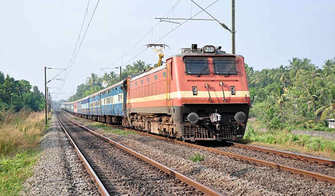 'మొంత' తుపాను ప్రభావంతో రైలు సేవలు రద్దు
