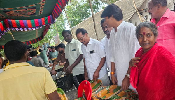 Maha Annadanam at RTC Depot – Prajasakti
– PARAHUSHAR NEWS