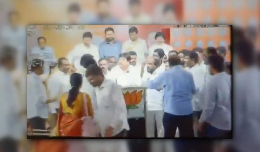 ఫోటో వివాదంపై తెలంగాణ బిజెపి కార్యాలయంలో బిసి నాయకులు ఘర్షణ పడ్డారు
– PARAHUSHAR NEWS