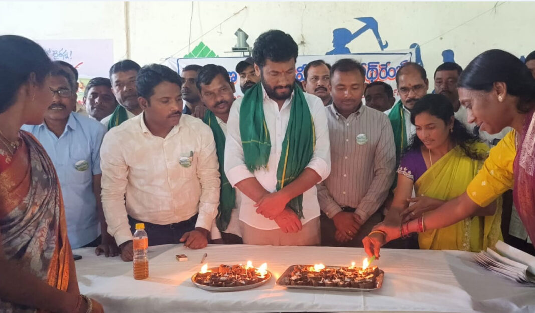 పర్యావరణహిత దీపావళి: బోథ్ ఎమ్మెల్యే ఆవు పేడ డయాలను పంపిణీ చేశారు
– PARAHUSHAR NEWS