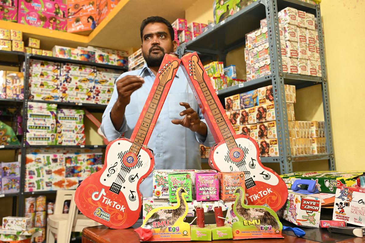 మెరిసే పిచ్: గిటార్ కార్డ్‌బోర్డ్ పెట్టెతో తయారు చేయబడింది, దాని లోపల ఫ్లవర్‌పాట్ ఉంటుంది. ఈము ఈల శబ్దంతో పొగను ఉత్పత్తి చేస్తుంది. అప్పుడు, పక్షికి అమర్చిన ఒక బెలూన్ ఎమూ గుడ్డును పోలి ఉంటుంది.