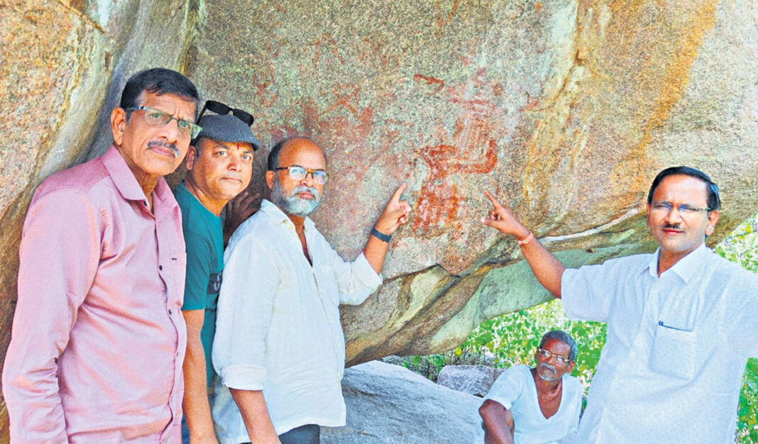 మెదక్‌లో వెలికితీసిన మధ్యయుగ శిలా కళ, సమీపంలోని మధ్యయుగ కళ, మెసోలిథిక్ మైక్రోలిత్‌లను వెల్లడిస్తుంది
