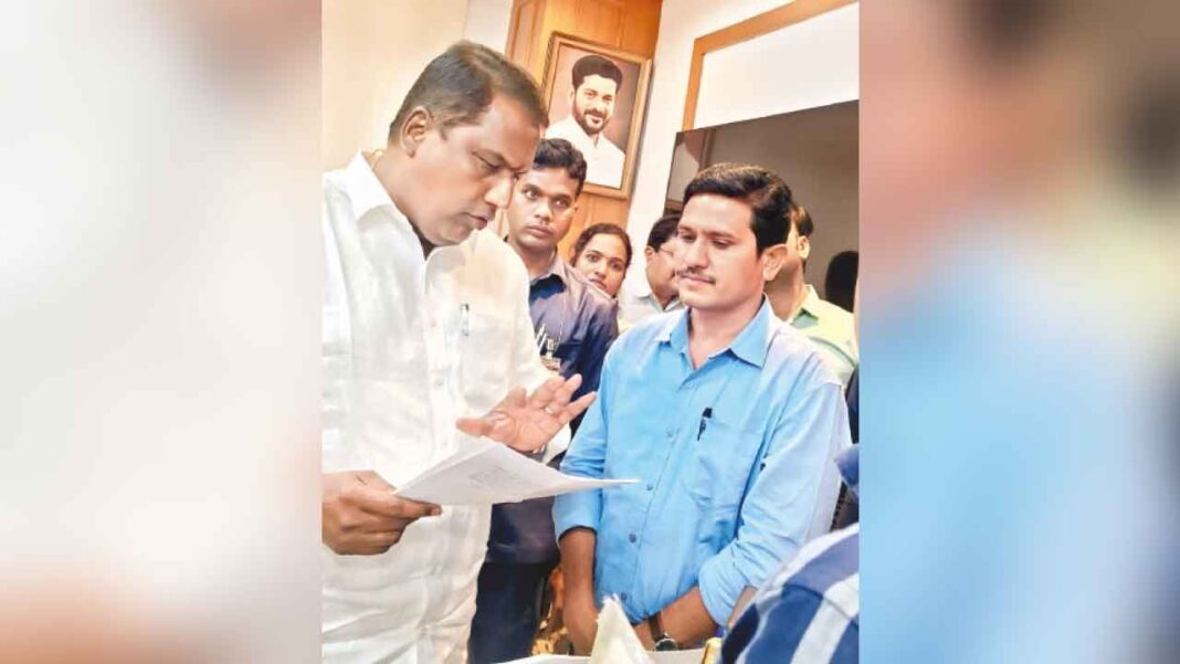 కాంట్రాక్ట్ ఉపాధ్యాయులకు ఐదు నెలల తర్వాత జీతాలు వస్తాయి
– PARAHUSHAR NEWS