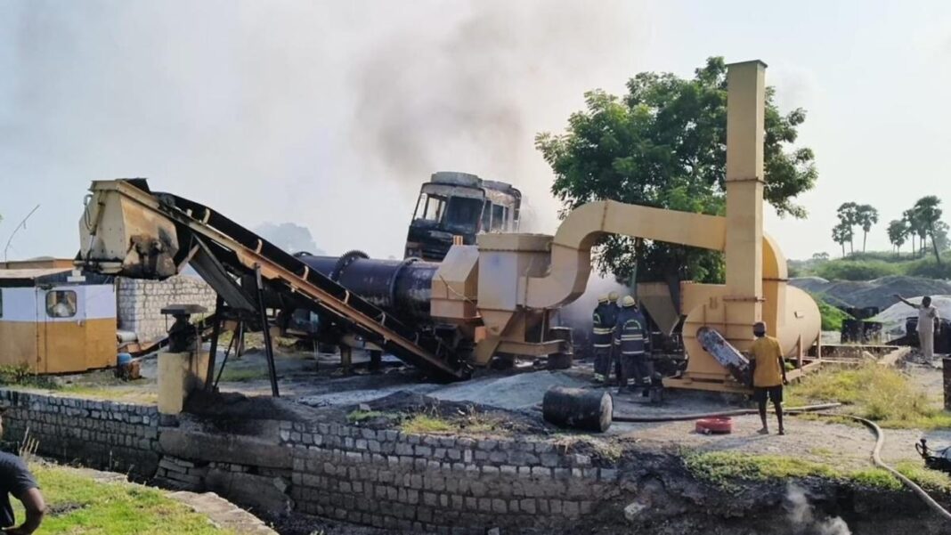తారు మోస్తున్న ట్యాంకర్ లారీ అరాకోనమ్ సమీపంలో మంటలను పట్టుకుంటాడు
