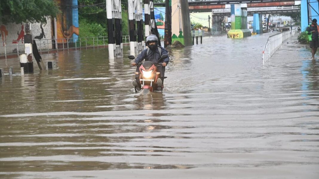 తుఫాను మధ్యాహ్నానికి ముందు తీవ్ర అల్పపీడనంగా బలహీనపడుతుంది
– PARAHUSHAR NEWS