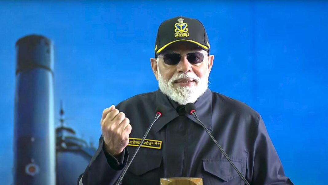 దీపావళి నాడు INS విక్రాంత్‌లో నౌకాదళాన్ని ఉద్దేశించి ప్రసంగించిన ప్రధాని మోదీ, ఆపరేషన్ సిందూర్ సమయంలో సేవల మధ్య సమన్వయాన్ని ప్రశంసించారు
