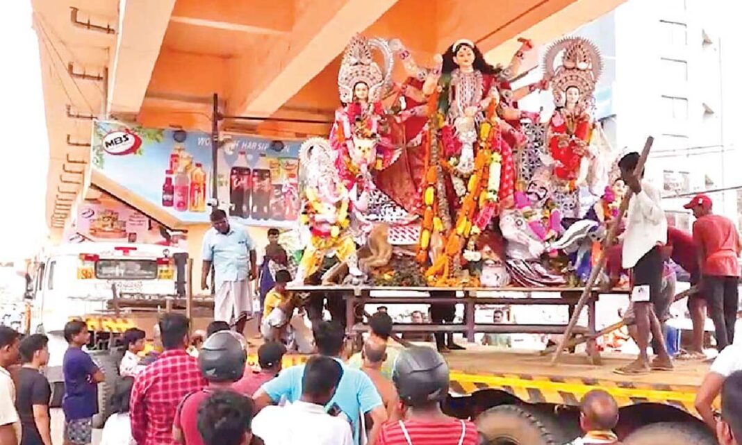దుర్గా పూజ గ్రాండ్ ఇమ్మర్షన్ inshations రేగింపులతో ముగుస్తుంది
