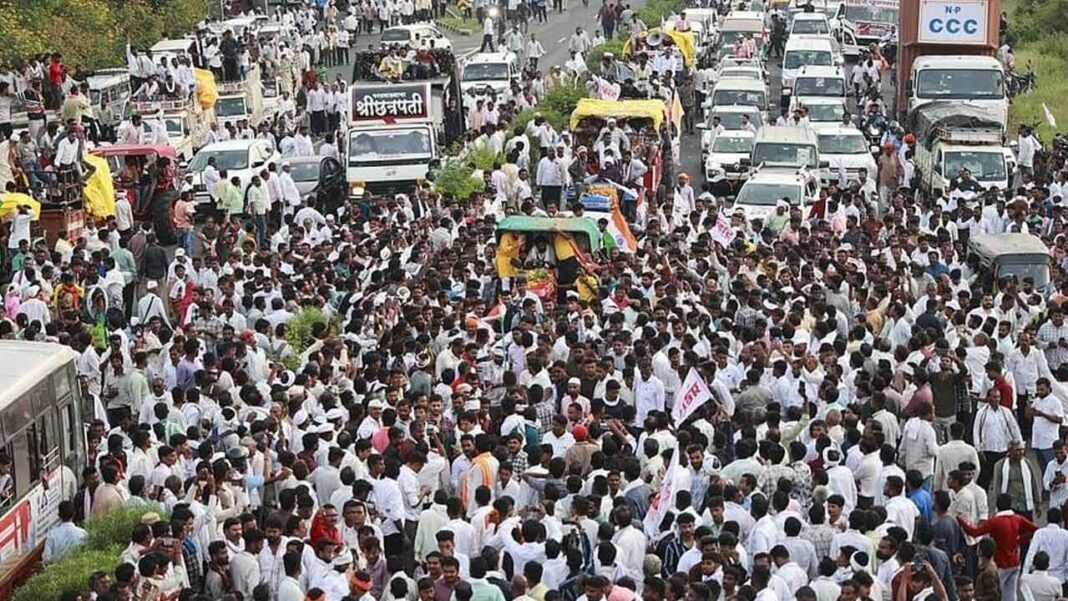 నాగ్‌పూర్-వార్ధా జాతీయ రహదారిని దిగ్బంధించిన రైతులు
