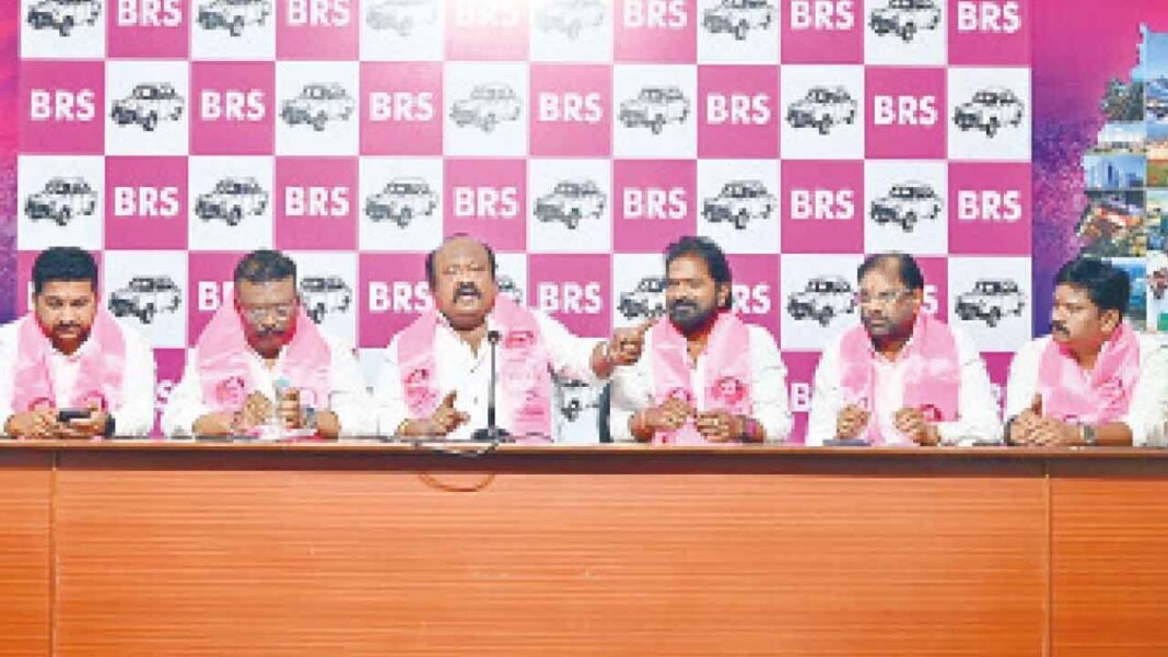 ప్రజలను రైడ్ కోసం తీసుకెళ్లినందుకు BRS BC నాయకులు కాంగ్ గవర్నమెంట్ వద్ద బ్రిస్టల్
– PARAHUSHAR NEWS