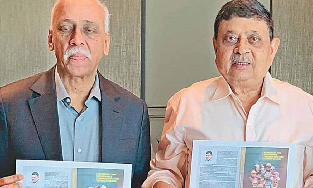 ప్రజాస్వామ్య స్థితిపై జర్నలిస్ట్ పెన్నుల పుస్తకం
