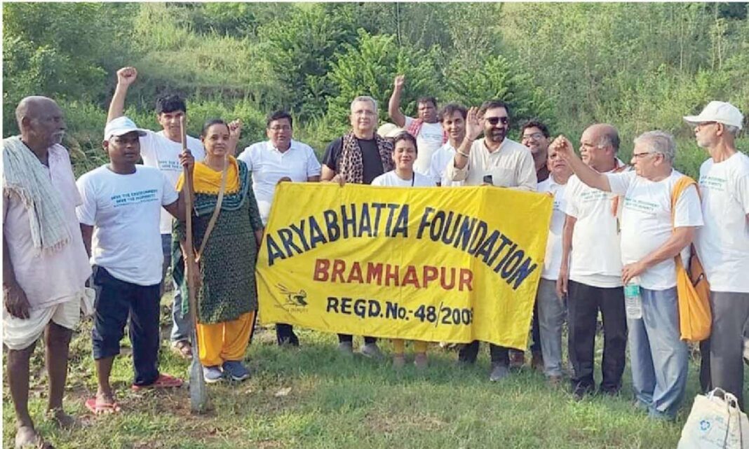 బంజరు భూమి ఇప్పుడు పచ్చని అడవిగా మారిపోయింది
