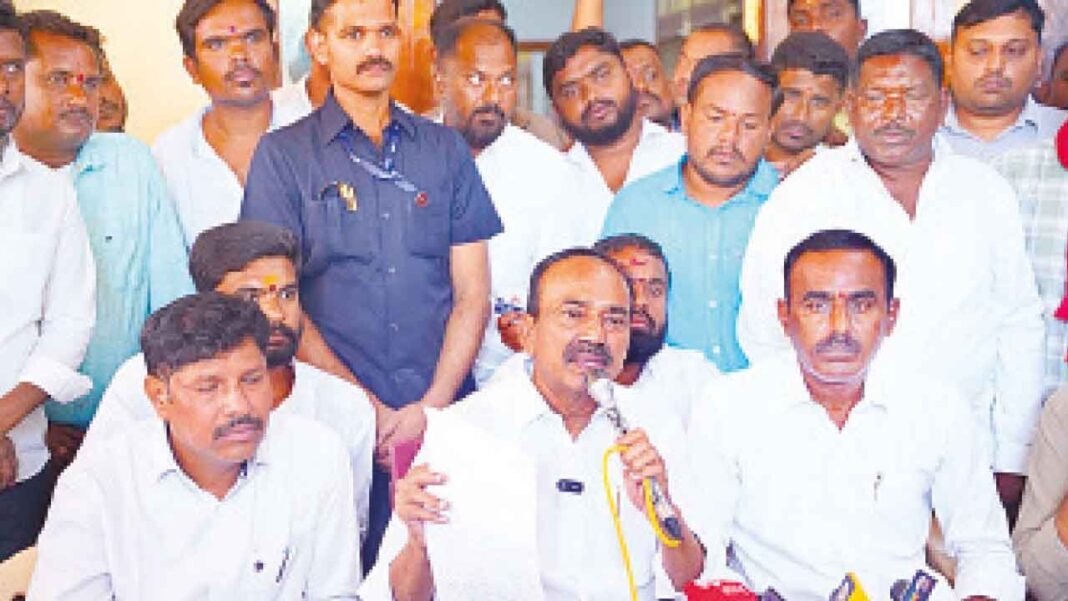 రిజర్వేషన్ల వివాదం మధ్య స్థానిక శరీర ఎన్నికలపై ఈటాలా స్పష్టత కోరుతుంది
