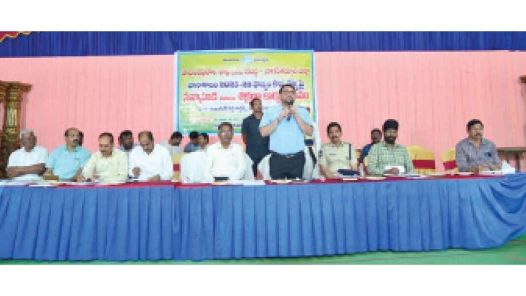 వరి సేకరణ సజావుగా మరియు ప్రణాళికాబద్ధంగా జరుగుతుందని కలెక్టర్ హామీ ఇచ్చారు
