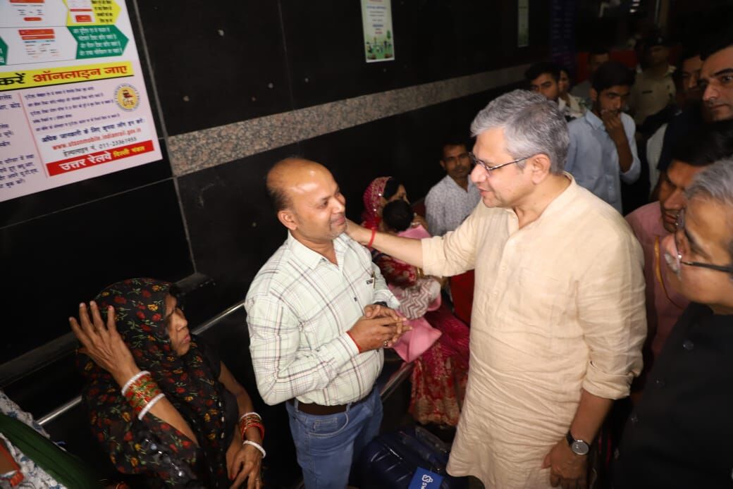 శ్రీ అశ్విని వైష్ణవ్ న్యూ ఢిల్లీ రైల్వే స్టేషన్‌లో క్రౌడ్ మేనేజ్‌మెంట్‌ను సమీక్షించారు, ప్రయాణికులతో నేరుగా సంభాషించారు
