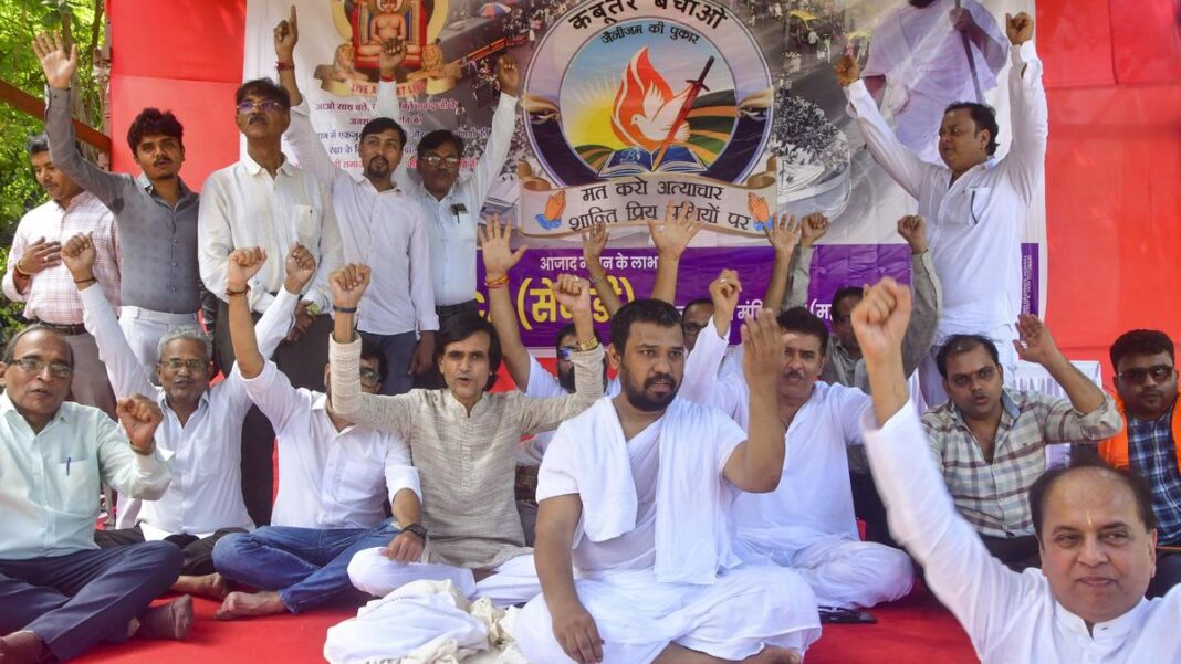 ’15 రోజుల్లో సీఎంతో చర్చించాలని డిమాండ్’: ముంబైలో పావురాల దాణా సమస్యపై జైన సన్యాసి నిరవధిక నిరాహార దీక్షను ముగించారు
– PARAHUSHAR NEWS