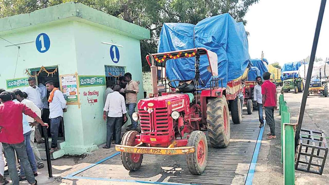 పత్తి కొనుగోళ్ల తీరుపై భగ్గుమన్న రైతన్న.. సీసీఐ కొర్రీలపై కన్నెర్ర