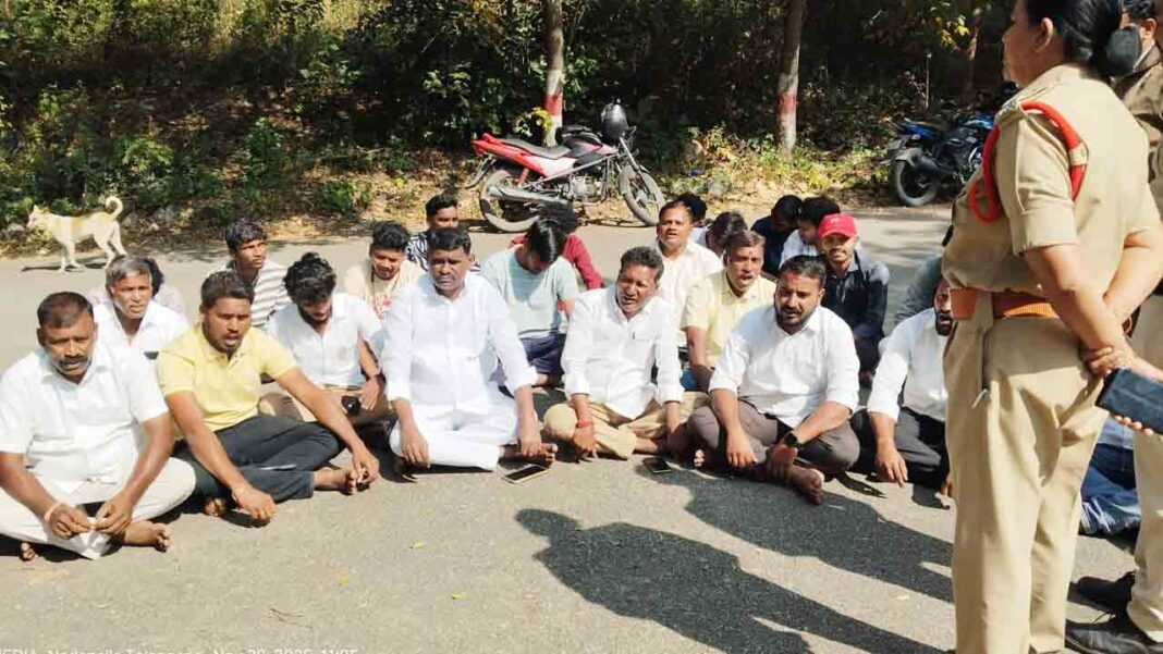 Deeksha Divas | Denial of permission to Diksha Diwas.. BRS leaders protest in front of varsity-Namasthe Telangana
– PARAHUSHAR NEWS