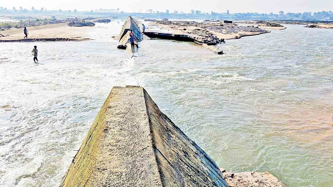 Demolition of check dam in groups?.. Suspicion on sand mafia
– PARAHUSHAR NEWS