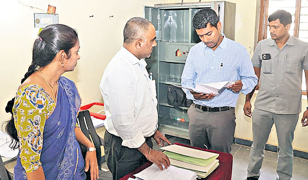 ఖమ్మం, కొత్తగూడెంలో తొలి దశ గ్రామ పంచాయతీ ఎన్నికలకు నామినేషన్ల పర్వం ప్రారంభమైంది
– PARAHUSHAR NEWS