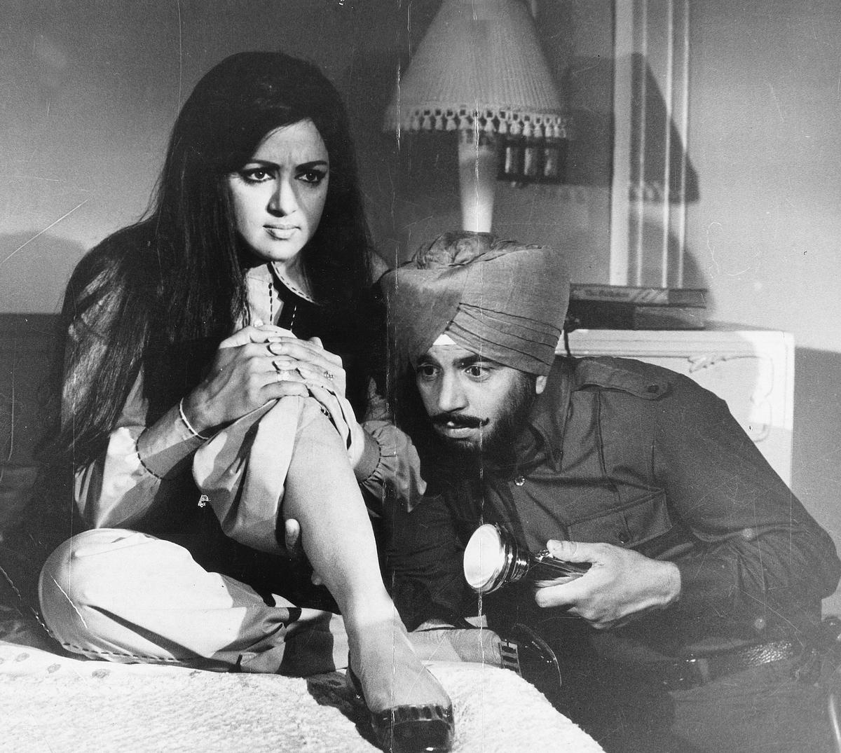 Hema Malini and Dharmendra in J’ugnu’ (1973). The real-life couple starred in around 30 films. Hema Malini and Dharmendra in J’ugnu’ (1973). The real-life couple starred in around 30 films.