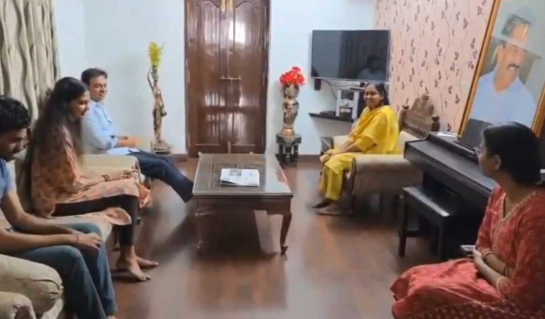 బీఆర్‌ఎస్ అభ్యర్థి మాగంటి సునీత గోపీనాథ్ కుటుంబాన్ని పరామర్శించిన కేటీఆర్
