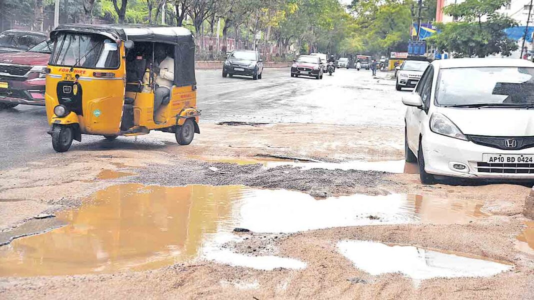 గుంతల రోడ్లకు ప్రాణాలు బలి!