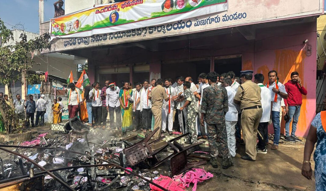 మణుగూరులోని బీఆర్‌ఎస్‌ పార్టీ కార్యాలయంపై కాంగ్రెస్‌ కార్యకర్తలు దాడి చేసి ఫర్నీచర్‌ తగలబెట్టారు
