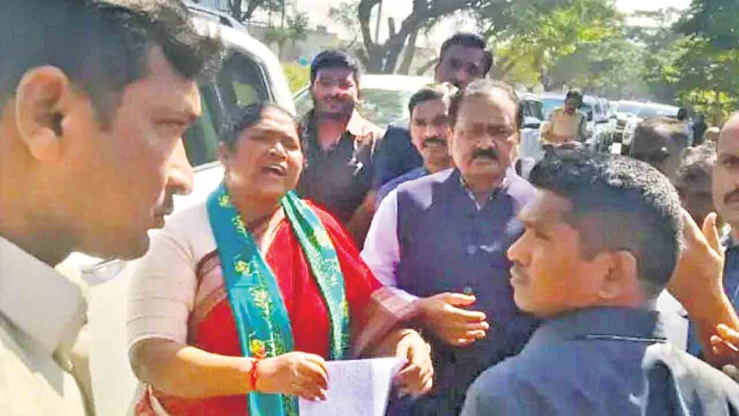 Minister Seethakka | Minister Sitakka filed illegal cases against farmers for the sin of asking for bonus-Namasthe Telangana
– PARAHUSHAR NEWS