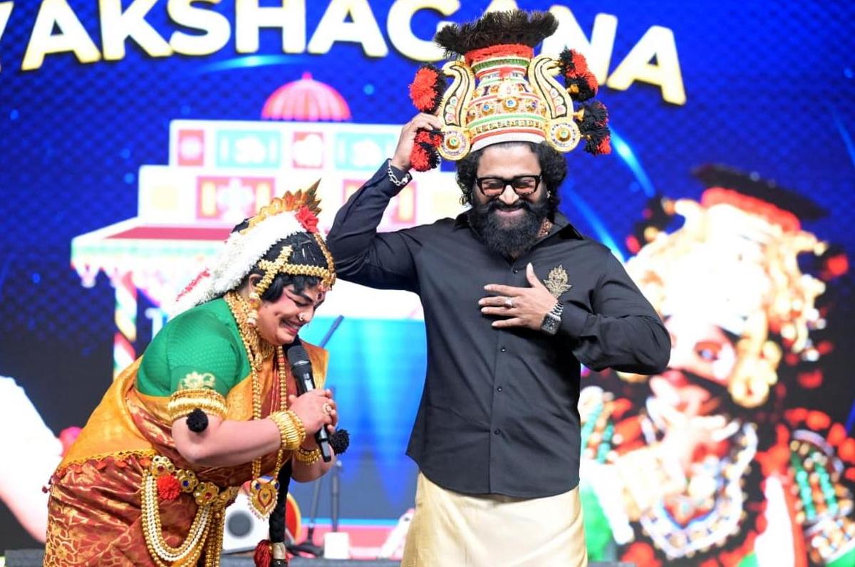 56వ ఇంటర్నేషనల్ ఫిల్మ్ ఫెస్టివల్ ఆఫ్ ఇండియా (IFFI) ముగింపు కార్యక్రమంలో కన్నడ నటుడు రిషబ్ శెట్టి 56వ ఇంటర్నేషనల్ ఫిల్మ్ ఫెస్టివల్ ఆఫ్ ఇండియా (IFFI) ముగింపు కార్యక్రమంలో కన్నడ నటుడు రిషబ్ శెట్టి