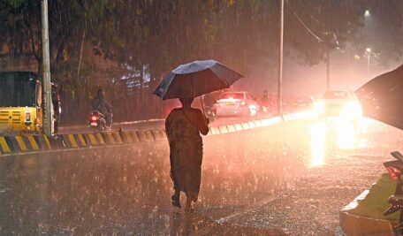 దక్షిణ తెలంగాణలో తేలికపాటి నుంచి మోస్తరు వర్షాలు కురుస్తున్నాయి
